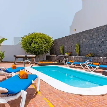 Manuela, Modern 3 Bed Villa With Ac & Wifi