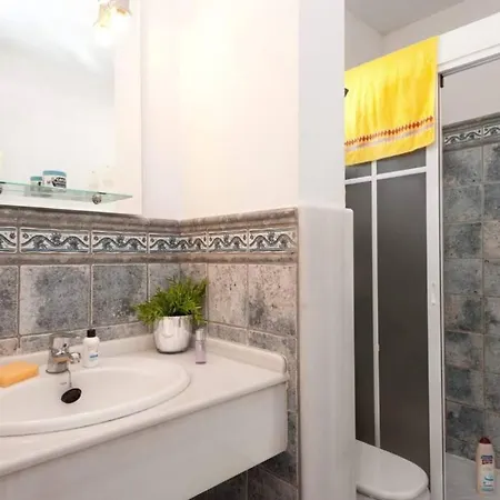Manuela, Modern 3 Bed Villa With Ac & Wifi Villa